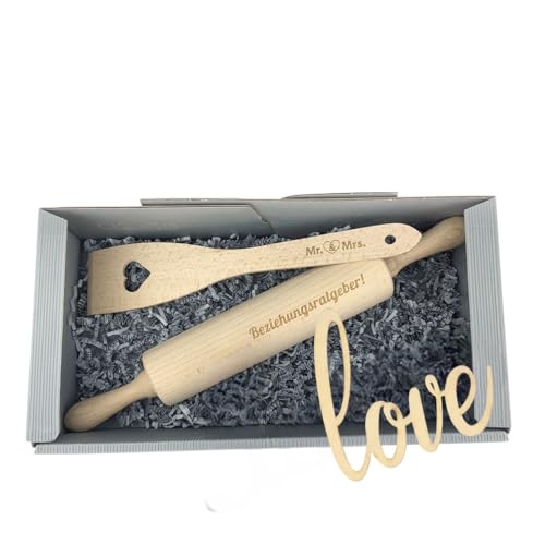 Geschenkboxen zur Hochzeit - Teigroller mit hochwertiger Gravur 'Beziehungsratgeber' - Metallschriftzug Love - Pfannenwender mit hochwertiger Gravur Mr.&Mrs - inkl. Geschenkverpackung von schenken-24