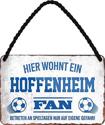 Blechschilder HIER WOHNT EIN Hoffenheim Fan Hängeschild für Fußball Begeisterte Deko Artikel Schild Geschenkidee 18x12 cm von schilderkreis24