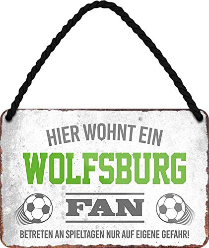 schilderkreis24 – Blechschild Lustiger Spruch Deko Artikel Sport Verein Geschenkidee Männer Club Fußball (HIER WOHNT EIN Wolfsburg Fan 18x12cm) von schilderkreis24