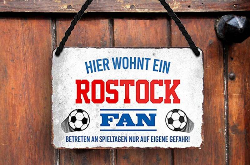 schilderkreis24 Metallschild Blechschild Hier wohnt ein Rostock Fan 18x12cm von schilderkreis24