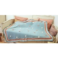 Hellblaue Blumen Häkeldecke, 180x120 von schlotterlotte