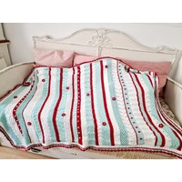 Hellblaue Blumen Strickdecke, 190x130 von schlotterlotte