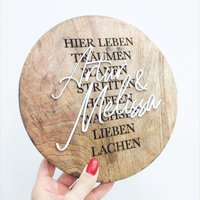 Holzschild Mit Spruch Und 3D Namen in Rund "Hier Leben" | Hochzeitsgeschenk Familienschild Geschenk Zum Einzug Personalisiert von schoenedeko