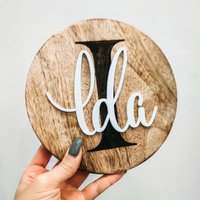 Holzschild Mit Spruch Und 3D Namen in Rund "Individuell" | Hochzeitsgeschenk Familienschild Geschenk Zum Einzug Personalisiert von schoenedeko