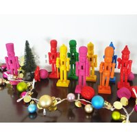 Nussknacker Dekoobjekt Dekofigur Holz Pink Gelb Rot 13 cm Figur Weihnachtsdekoration Für Adventskranz Fensterschmuck Tischdekoration von schongesehen