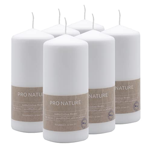Müller Kerzen PRO NATURE Stumpenkerzen Gepresst - Weiß - 6er Set. - 6,8 x 15 cm - 32 Stunden Brenndauer - Natürliche Wachs - Paraffin- und Palmölfrei - Unparfümierte Müller Kerzen PRO NATURE Stumpenkerzen Gepresst - Weiß - 6er Set. - 6,8 x 15 cm - 32 Stunden Brenndauer - Natürliche Wachs - Paraffin- und Palmölfrei - Unparfümierte von seit 1744 müller KERZEN