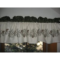 "Sierra's Attic Hand Schablonierte Kiefernkegelfenstervolant-Nordwald-Kabinendekor-Seehütte "Rustikaler Kiefernzapfen"." "Sierra's Attic Hand Schablonierte Kiefernkegelfenstervolant-Nordwald-Kabinendekor-Seehütte "Rustikaler Kiefernzapfen"." von sewfunknitting