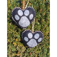 Ein Paar Herz Ornamente Aus Filz, Schwarzes Mit Grauen Filz Pfoten Aufhänger, Ornamente, Geschenk Für Tierliebhaber / von sewnansidesigns