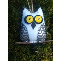 Filz Eule Ornament, Weiß Silbernes Eulen Auf Einem Zweig, Rustikale Dekoration, Eulenkranz Rückspiegel Filz Eule Ornament, Weiß Silbernes Eulen Auf Einem Zweig, Rustikale Dekoration, Eulenkranz Rückspiegel von sewnansidesigns