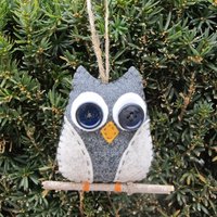 Filz Eule Ornament Auf Ast, Grau Und Beige, Rückspiegelornament, Geschenkanhänger, Rückspiegelanhänger Grau, Handgenäht Filz Eule Ornament Auf Ast, Grau Und Beige, Rückspiegelornament, Geschenkanhänger, Rückspiegelanhänger Grau, Handgenäht von sewnansidesigns