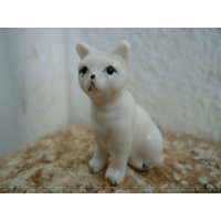 Vintage, Weiß, Keramik, Porzellan Oder Porzellan Katze, Bemalte Merkmale. Miniatur Figur von shabbyfrenchstyle