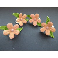 Blumenförmige Serviettenringe - 4Er-Set Lackierte Metallpfirsich-Rosa Lavendelblumen-Serviettenhalter Frühlings-Sommer-Häuschen-Tischdekoration Blumenförmige Serviettenringe - 4Er-Set Lackierte Metallpfirsich-Rosa Lavendelblumen-Serviettenhalter Frühlings-Sommer-Häuschen-Tischdekoration von shabbyshopgirls