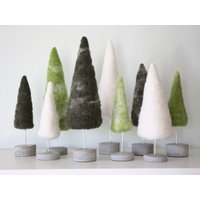 Gefilzte Bäume Saisonale Wohnkultur, Natürliche Grüntöne Mit Weiß von sheepcreekstudio