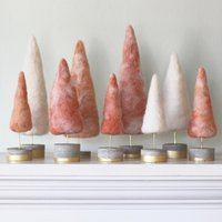 Gefilzte Bäumchen in Koralle Und Weiß Mit Goldenen Akzenten Im Boho Weihnachtsstil von sheepcreekstudio