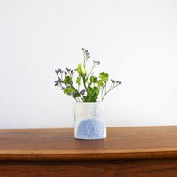 Kleine 100% Wolle Gewickelte Glasvase in Blautönen, Moderne Abstrakte Vase, Gefilzte & Up-Cycled Glasdekorstück, Frühlingsvase von sheepcreekstudio