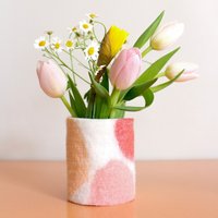 Kleine 100% Wolle Gewickelte Glasvase in Rosa - Und Pfirsichtönen, Moderne Abstrakte Vase, Gefilzte & Up-Cycled Glasdekorstück, Frühlingsvase von sheepcreekstudio