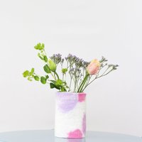 Mittelgroße Glasvase Aus 100% Wolle in Lilatönen, Einzigartige Frühlingsblumenvase, Gefilzte Und Upcycling-Glas-Design-stück von sheepcreekstudio