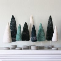 Weihnachtsmantel Dekor Gefilzte Wolle Bäume, Smaragde, Teal, Minze Und Weiß von sheepcreekstudio
