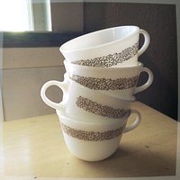 Vintage Pyrex Cups Milchglas Woodland Muster Vintage Pyrex Cups Milchglas Woodland Muster von shellseye