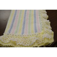 Pastell Streifen Gehäkelte Baby Decke Mit Lacey Rüschen von sherryann325