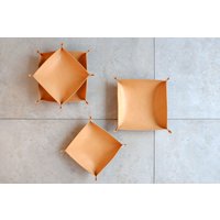 Couple Tray Set, Zwei Lederschalen, Cognac Couple Tray Set, Zwei Lederschalen, Cognac von shhmanufaktur