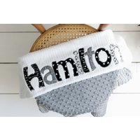 Baby Decke Mit Monogramm in Monochrom, Grauer Punkt Minky Und Weißer Chenille, Personalisiert Dem Vornamen Ihres Babys Grau Schwarz von shopMADEsmall