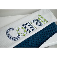 Babydecke Mit Monogramm in Ocean, Navy Blue Dot Minky & White Chenille, Personalisiert Dem Vornamen Ihres Babys Limette Und Marine von shopMADEsmall