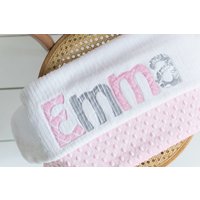 Babydecke Mit Monogramm in Overcast, Pink Dot Minky Und Weißer Chenille, Personalisiert Dem Vornamen Ihres Babys Rosa Grau von shopMADEsmall