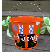 Personalisierter Oranger 5Qt Halloween Süßes Oder Saures Eimer Mit Griffen/Hexenfüßen Namensdesign Vielen Designs Zur Auswahl Personalisierter Oranger 5Qt Halloween Süßes Oder Saures Eimer Mit Griffen/Hexenfüßen Namensdesign Vielen Designs Zur Auswahl von shopeverygift