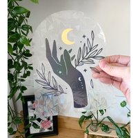 Celestial Hand Suncatcher - Fenster Aufkleber, Fensterbild, Regenbogen, Witchy, Prisma, Wicca, Mondphase von shopmustardtiger