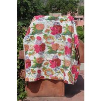 Handgemachte Baumwolle Obst Blumen Bedruckte Tagesdecke Bettdecke Kantha Quilt Ethnic Gudri Decke Bettwäsche Dekor von shrimahadevcreation