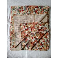 White Schöne Blumendruck Kantha Quilt, Wendbare Baumwolle Bettwäsche Tagesdecke, Vintage Gudari von shrimahadevcreation