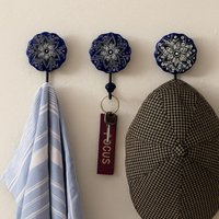 Blaue Farbe Keramik Wand Haken Handgemachte Handbemalte Schrank Metall Hängen Für Handtücher Kleidung Mantel Regenschirme Schals Kleiderbügel Lot Blaue Farbe Keramik Wand Haken Handgemachte Handbemalte Schrank Metall Hängen Für Handtücher Kleidung Mantel Regenschirme Schals Kleiderbügel Lot von shwetcreation