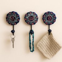 Blaue Farbe Keramik Wand Haken Mehrfarbenhandgemachtes Handbemaltes Kabinett Metall Hängen Für Handtücher Kleidung Mantel Regenschirme Schals Blaue Farbe Keramik Wand Haken Mehrfarbenhandgemachtes Handbemaltes Kabinett Metall Hängen Für Handtücher Kleidung Mantel Regenschirme Schals von shwetcreation