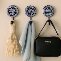 Blaue Farbe Keramik Wand Haken Mehrfarbenhandgemachtes Handbemaltes Kabinett Metall Hängen Für Handtücher Kleidung Mantel Regenschirme Schals Blaue Farbe Keramik Wand Haken Mehrfarbenhandgemachtes Handbemaltes Kabinett Metall Hängen Für Handtücher Kleidung Mantel Regenschirme Schals von shwetcreation