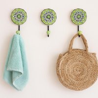 Grüne Farbe Keramik Wand Haken Handgemachte Handbemalte Schrank Metall Hängen Für Handtücher Kleidung Mantel Regenschirme Schals Kleiderbügel von shwetcreation