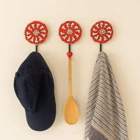 Rote Farbe Keramik Wand Haken Handgemachte Handbemalte Schrank Metall Hängen Für Handtücher Kleidung Mantel Regenschirme Schals Kleiderbügel von shwetcreation