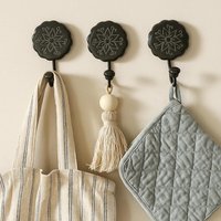 Schwarze Farbe Keramik Wand Haken Mehrfarbenhandgemachtes Handbemaltes Kabinett Metall Hängen Für Handtücher Kleidung Mantel Regenschirme Schals von shwetcreation