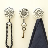 Weiße Farbe Keramik Wandhaken Handgefertigte Handbemalte Schrank Metall Hängen Für Handtücher Kleidung Mantel Regenschirme Schals Aufhänger von shwetcreation