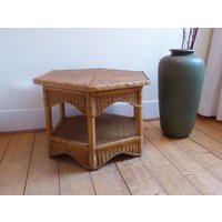 Rattan Boho Couch Beistell Tisch Sechseckig Spanien True Vintage von siebenundsiebzig