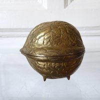 Walnuss Nuss Messing Massiv Dose Behälter Schmuck Aufbewahrung True Vintage Objekt von siebenundsiebzig