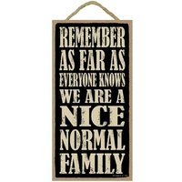 Denken Sie Daran, Soweit Jeder Weiß, Wir Sind Eine Nette Normale Familie Lustiges Hängendes Holzschild, Hergestellt in Den Usa von signsandstuffaz