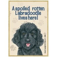 Hier Lebt Der Verwöhnte Rotten Labradoodle | Schwarz Holz Hund Magnet Kühlschrank Küche Schließfach Jede Metalloberfläche Made in Usa 2, 5 "x von signsandstuffaz