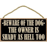 Hüten Sie Sich Vor Dem Hund - Der Besitzer Ist Auch Schattig Wie Die Hölle Lustiges Hängendes Holzschild Made in Usa 10 "x 5" Geschenk Familie von signsandstuffaz