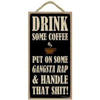 Trinken Sie Einen Kaffee, Setzen Auf Etwas Gangsta Rap & Handle That Sh T Lustiges Hängendes Holzschild Made in Den Usa 10 "x 5" Kostenloser von signsandstuffaz