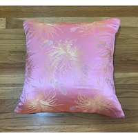Seidiger Brokat Kissenbezug - Pink & Gold Mums Floral Handarbeit von silkfabric