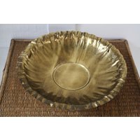 Vintage Messingschale Mit Fuß Gerüschter Rand Hollywood Regency Decor Vintage Messingschale Mit Fuß Gerüschter Rand Hollywood Regency Decor von silverbeevintage