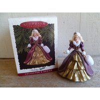 Hallmark Andenken Ornament Urlaub Barbie in Box 3, 5 "Hoch 1996 von silverliningtoys