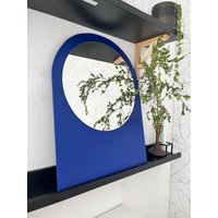 Dekorativer Wandspiegel in Kleinblau, Holzwandspiegel, Farbiger Spiegel von simpleetnuance