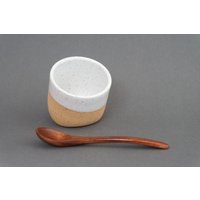 Handgefertigte Weiße Keramik Salzstreuer Abgewinkeltes Salzschwein Handgefertigte Weiße Keramik Salzstreuer Abgewinkeltes Salzschwein von slowjaneStudio